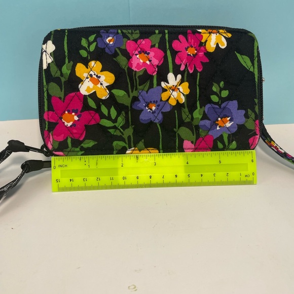 vera bradley zip around wallet wristlet Floral logo on ribbons - Picture 9 of 9